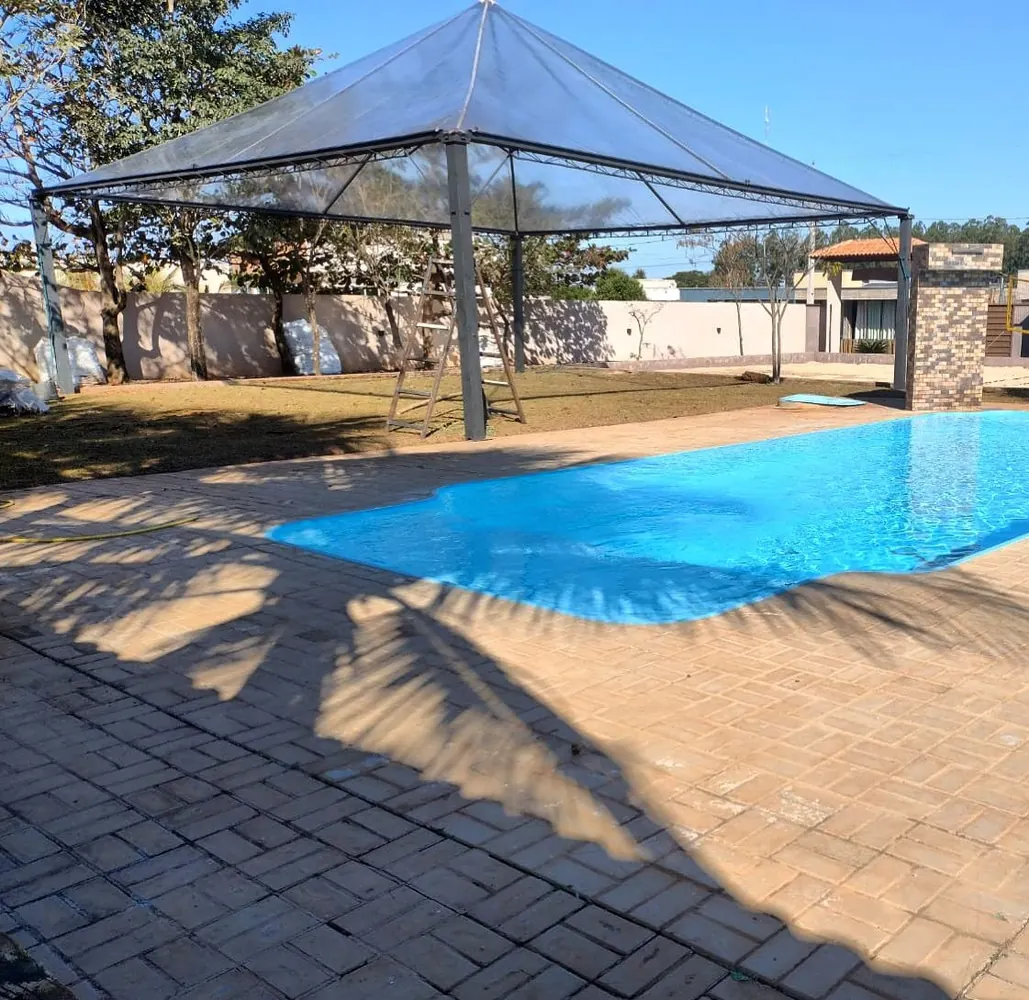 Deck montado ao redor de piscina